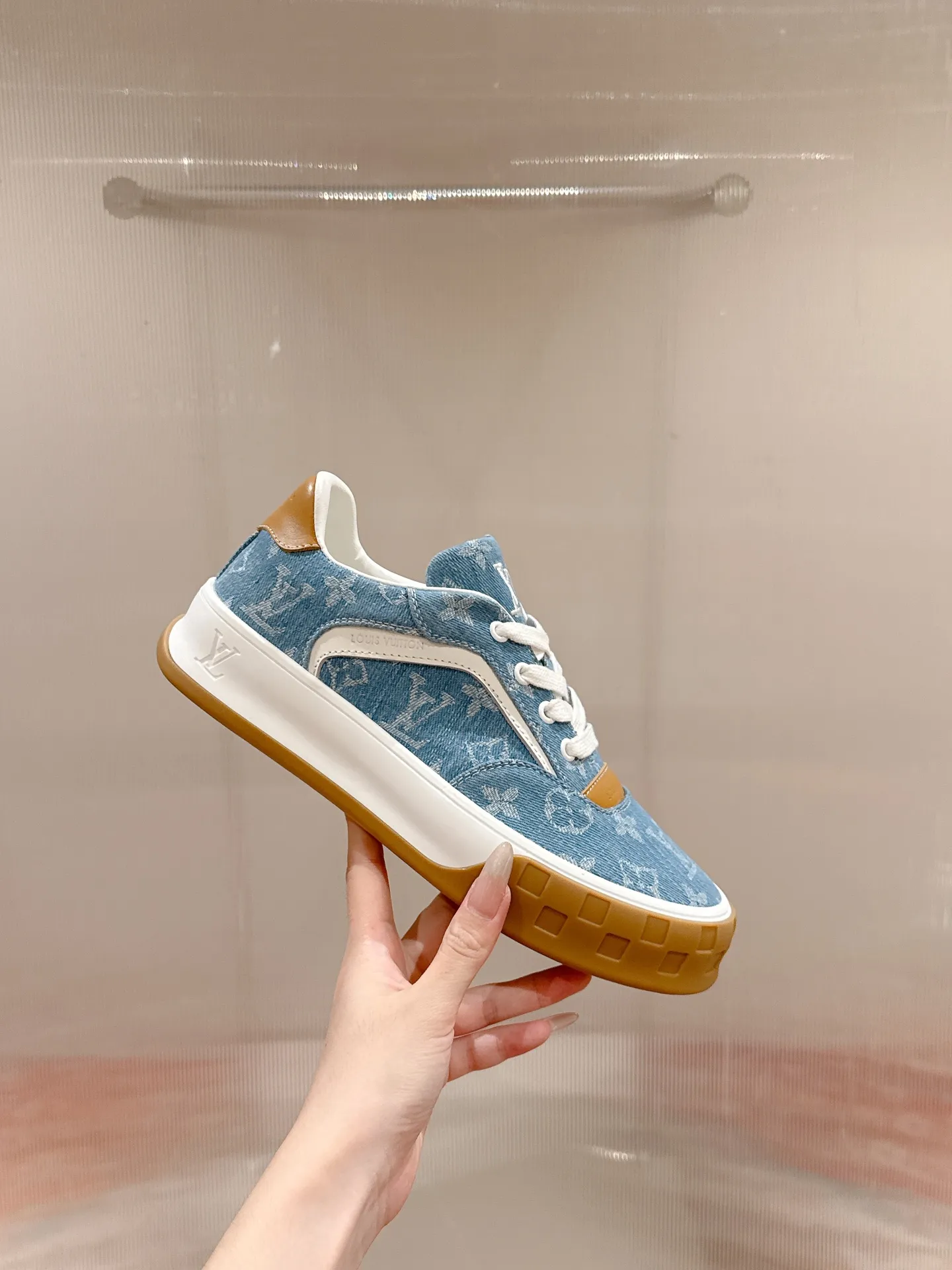 👟👟Ex-factory price 640👟👟 LV men's new tilt sneakers, classic catwalk style, air-glue technology, very comfortable on the feet. Luxurious materials, fine workmanship, European made English letters printed on the midsole, the upper is made of calfskin, the side is decorated with the brand LOGO and signature, the latest latex foot pads ➕ mesh lining, the foot feels super comfortable. Two-color TPU combination outsole. Packing process Goodyear stitched seam fabric: first-layer cowhide, lining: customized silky mesh lining-first-layer silk cowhide lining Bottom thickness: 0.5cm ☑️size: men's 39-44 (45 customized, non-returnable)